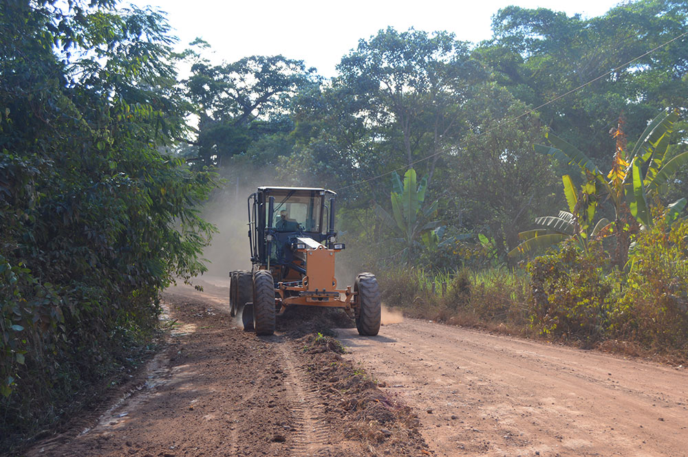PREFEITURA RECUPERA ESTRADA QUE LIGA BUERAREMA A VILA OPER&Aacute;RIA