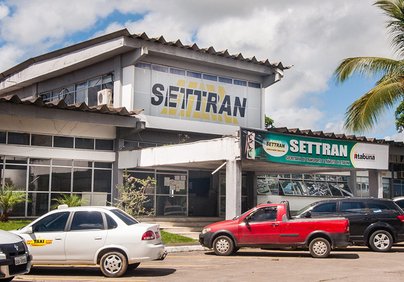 Itabuna - Settran faz reparo e controle de trânsito em trecho que semáforo apresentou falha técnica