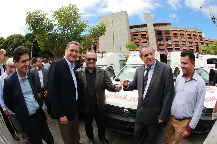 Rui entrega ambul&acirc;ncias para refor&ccedil;ar a sa&uacute;de em 22 munic&iacute;pios 