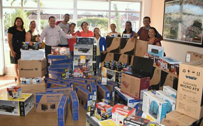 Prefeito entregou os equipamentos aos Secret&aacute;rios de Administra&ccedil;&atilde;o e Educa&ccedil;&atilde;o
