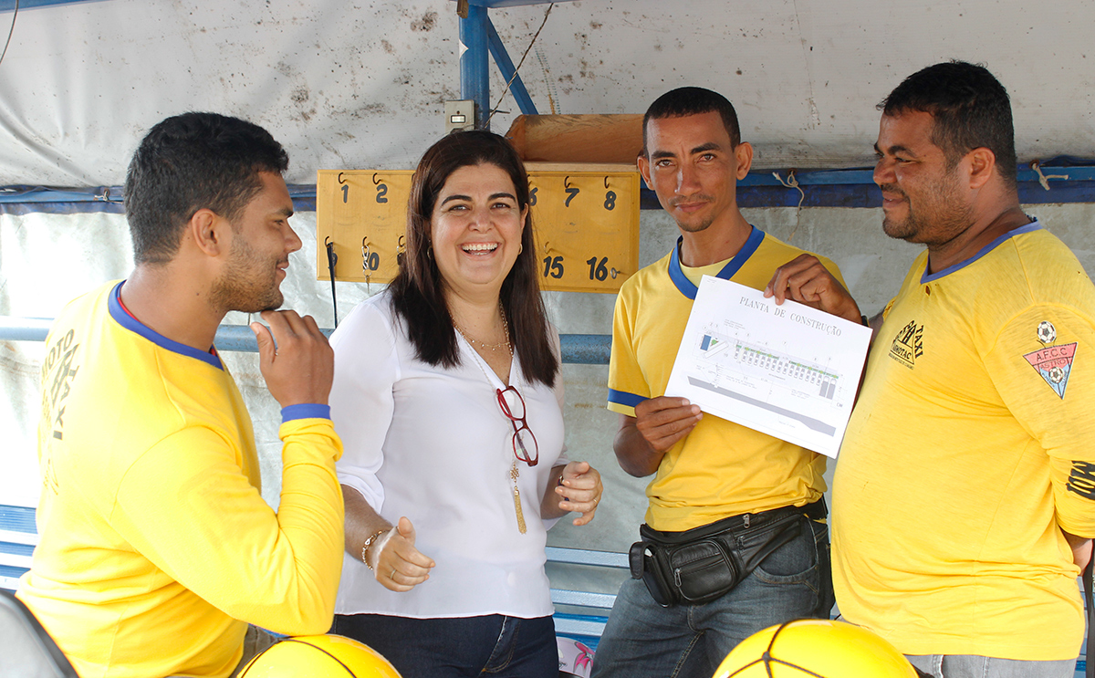 Prefeita Ion&aacute; Queiroz visita local da obra com engenheiros e vereadores