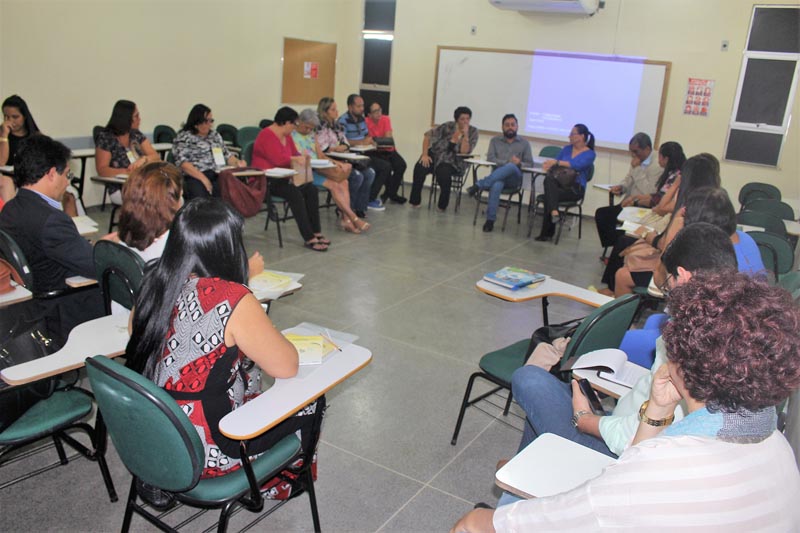 Reunião entre os secrerátios municipais da região e Carlos Martins.jpg