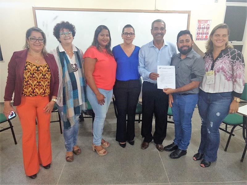 Secretários municipais entregaram a pauta do Fras ao secretário Carlos Martins (de azul).jpg