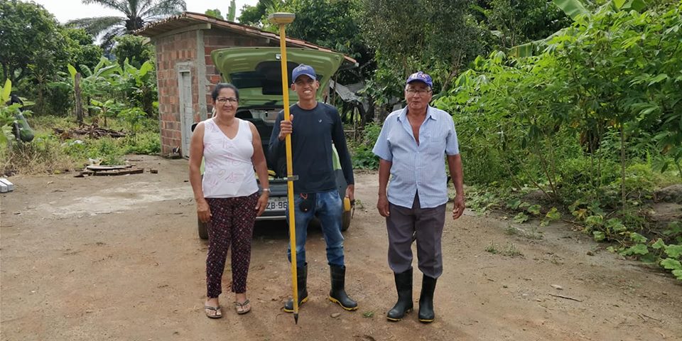 geo_ibicarai agricultores com o técnico do Consórcio.jpg