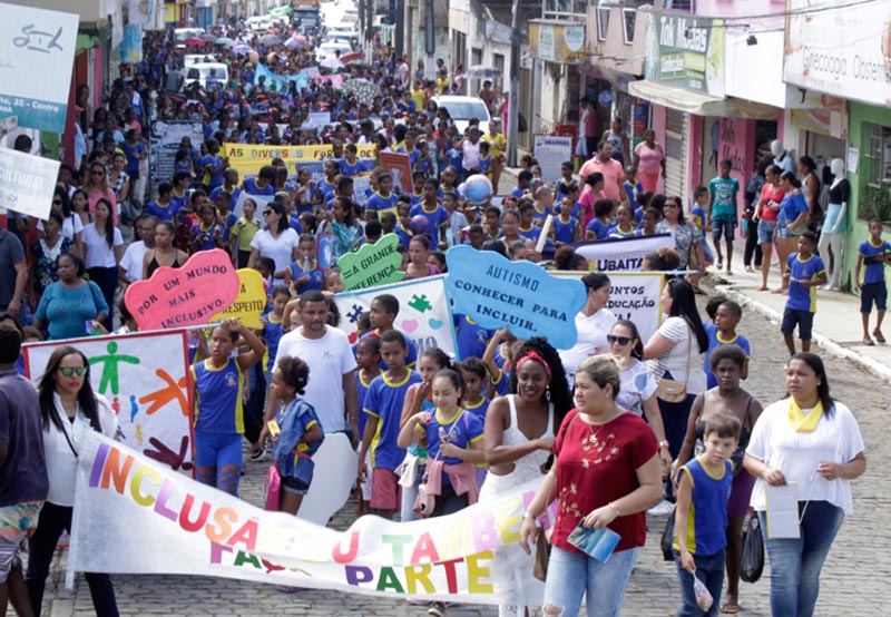 Estudantes da rede de ensino de Ubaitaba na caminhada da Semana da Inclusão (1).jpg