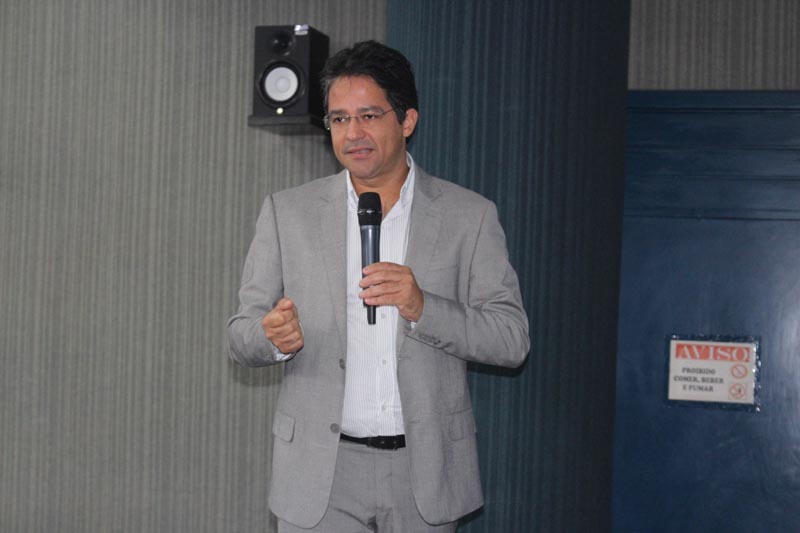 Professor Alessandro Santana.jpg