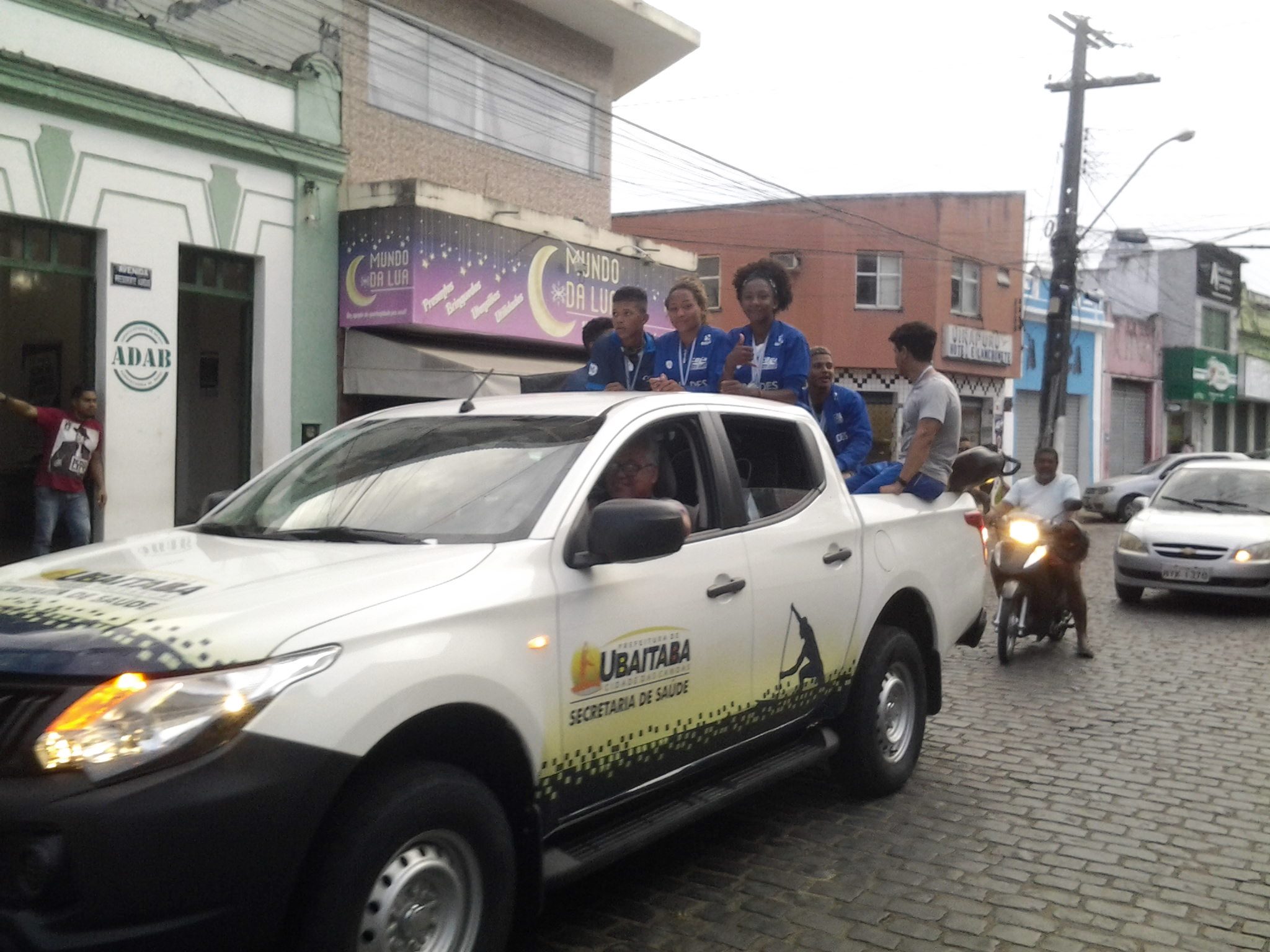 Medalhistas-de-Ubaitaba-desfilaram-em-carro-aberto-Foto-Luiz-Conceição-2.jpg