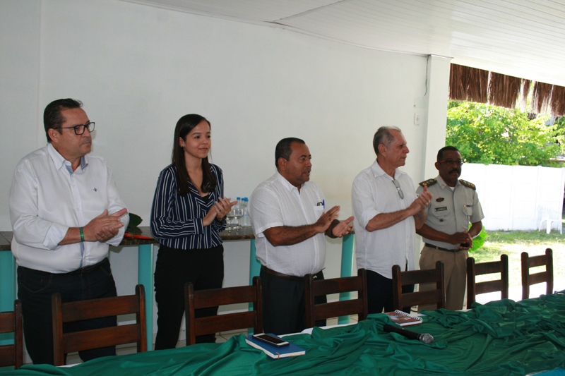 Autoridades na composição da mesa.jpg