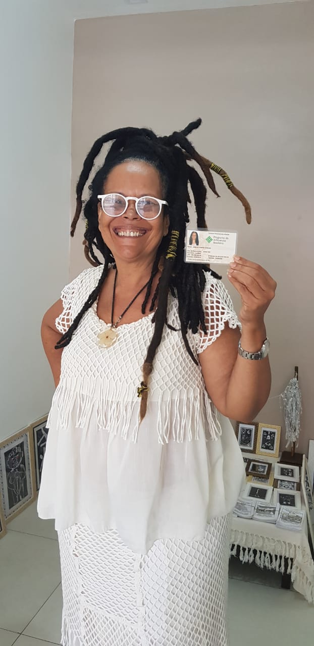 Janete Lainha com a carteira de artesã.jpeg