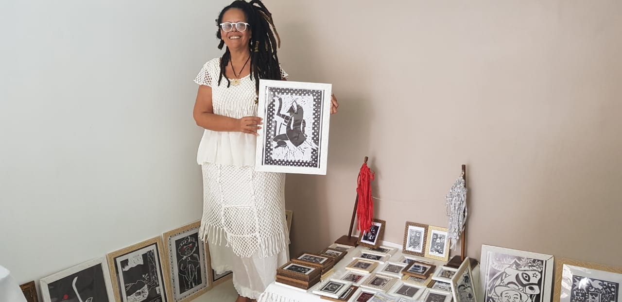 Janete com parte de suas obras.jpeg