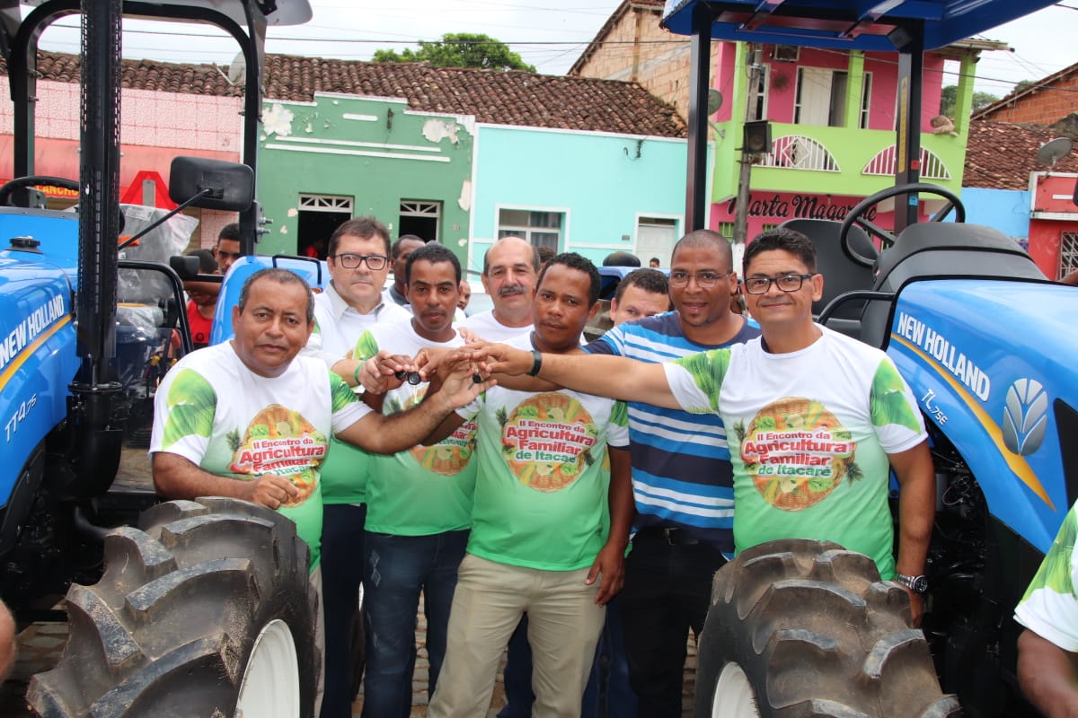 Entrega de tratores para associações.jpeg