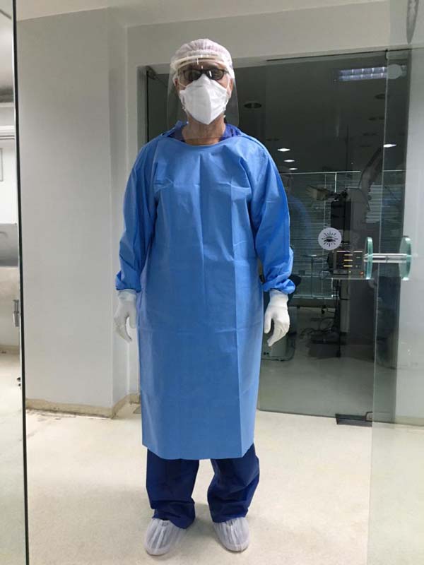 O médico anestesiologista Paulo Medauar utiliza EPI produzido pela UniFTC.jpg