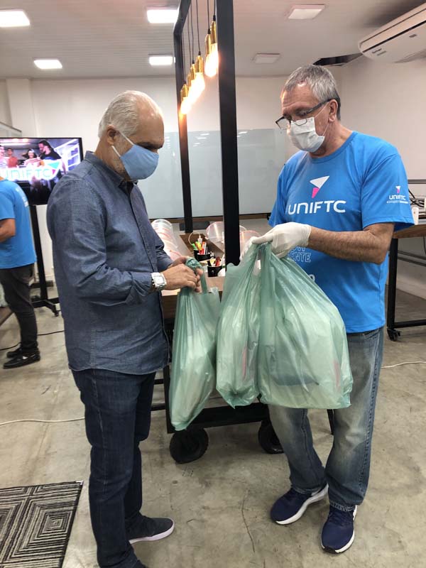 Represetando a Saeb, o médico Paulo Medauar recebe os potetores doados pela UniFTC Itabuna.jpg