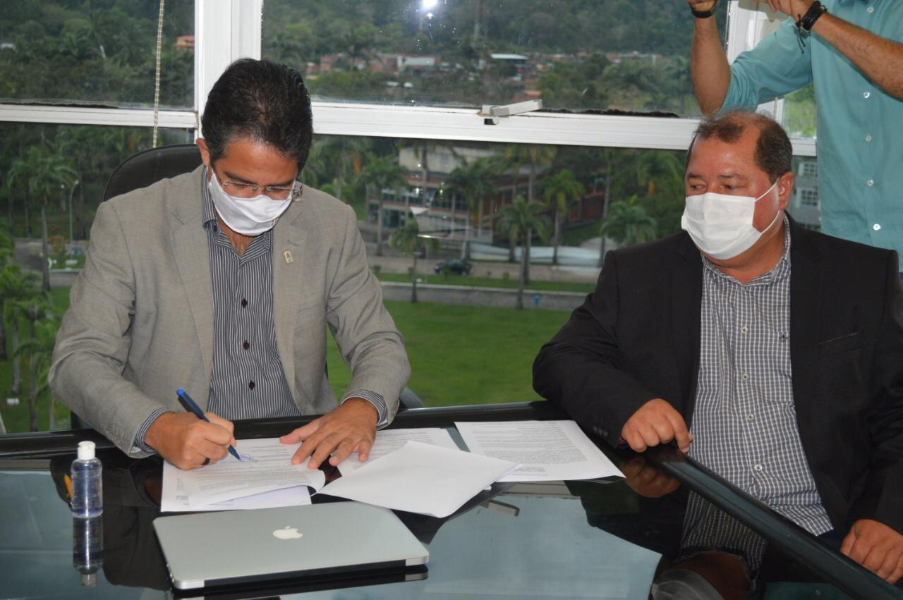 Reitor Alessandro e o Presidente da Amurc Aurelino Cunha na Assinatura do convênio para testes do Covid19 FOTO ASCOM UESC.jpeg