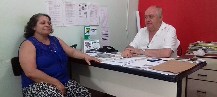 diretora apae com assessor de comunicacao da prefeitura de Ibicarai