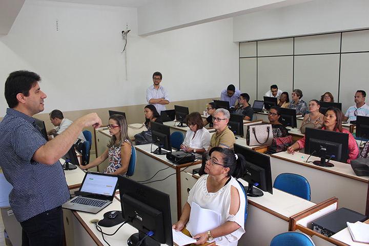 Carlos Eduardo Sanchez e dirigentes municipais de educa